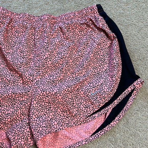 NIKE Dri Fit Pink Pebbled Pattern Running Shorts Size Medium Coral and Black - Picture 3 of 7